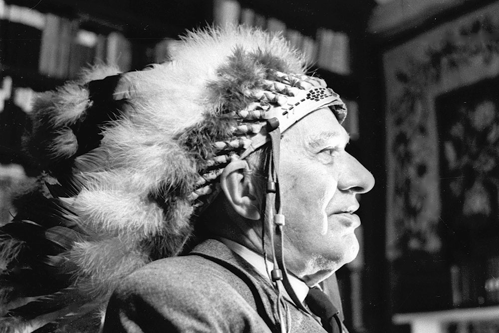 Корней Иванович Чуковский в головном уборе индейца, 1962 год