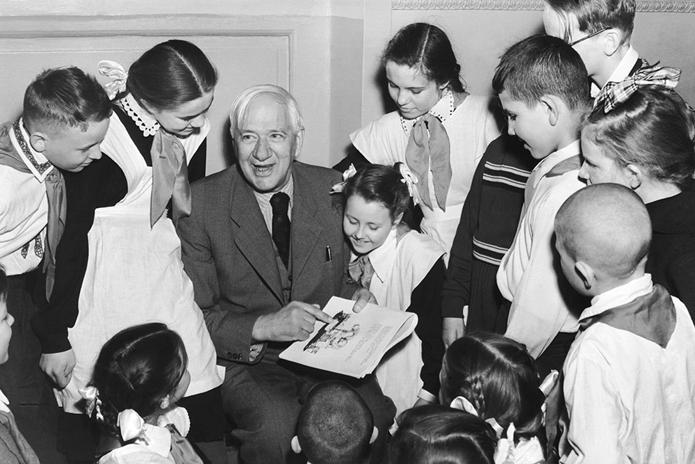 Корней Иванович Чуковский во время встречи со школьниками на "Неделе детской книги" в Колонном зале Дома союзов, 1957 год.