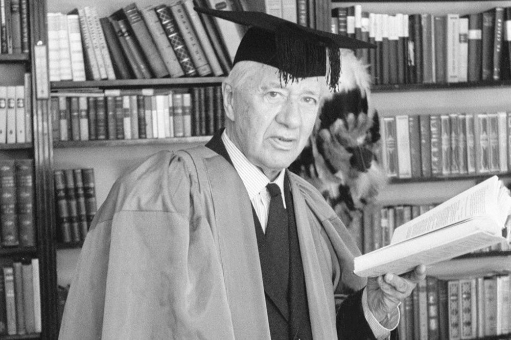 Корней Иванович Чуковский в мантии и шапочке доктора литературы Оксфордского университета, 1962 год.