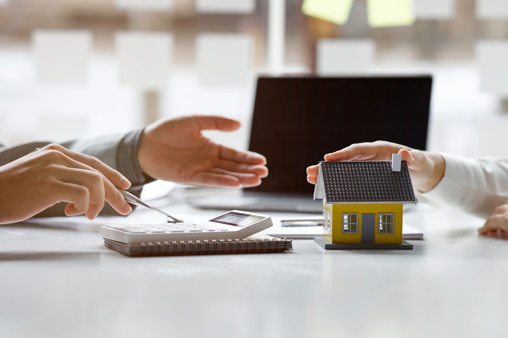 Обсуждение условий рефинансирования  ипотеки с сотрудником банка,