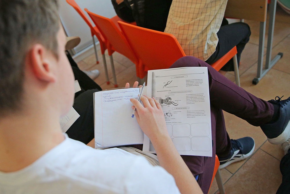 Школьник делает тестовое задание по биологии.