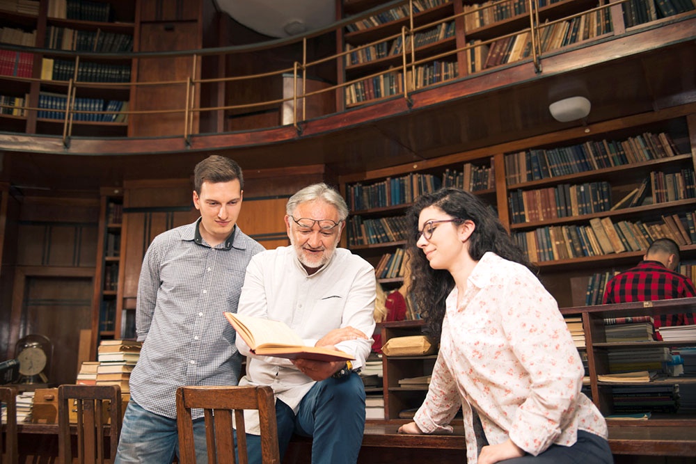 Обсуждение прочитанной книги с преподавателем в библиотеке.