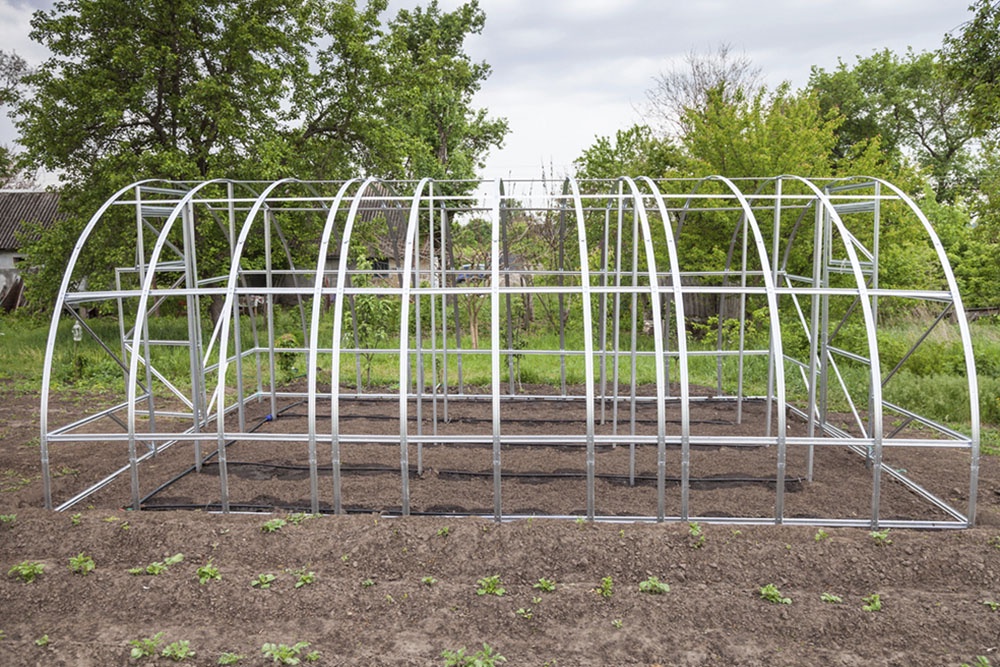Каркас теплицы на участке.