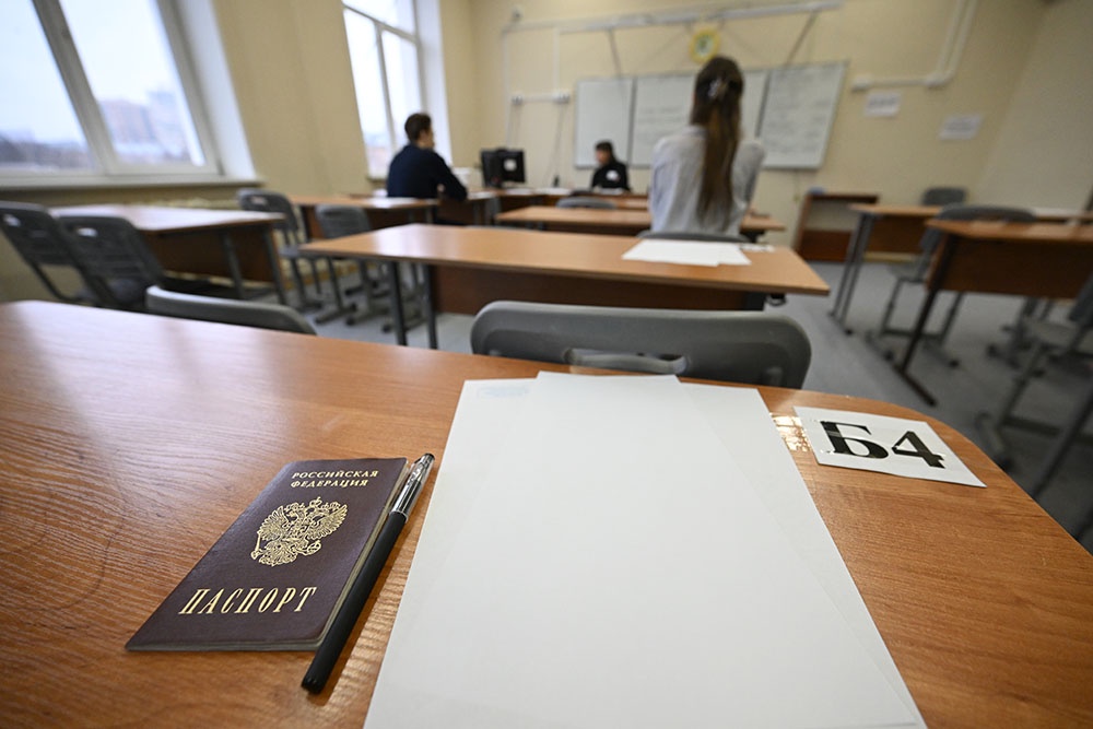 Школьники на экзамене в классе, сдача ОГЭ по биологии.