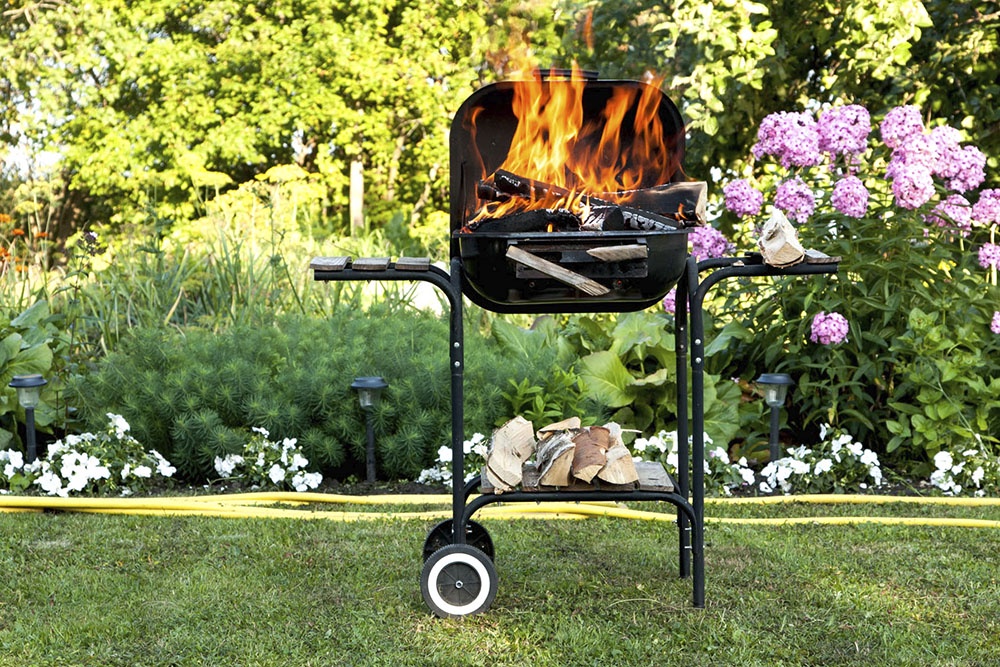 Шашлычница  на даче,  разведение огня.