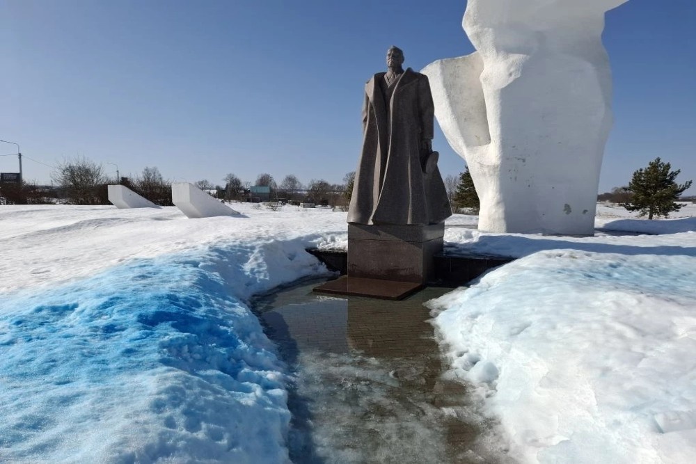 Облитый краской памятник Жукову в Калужской области.