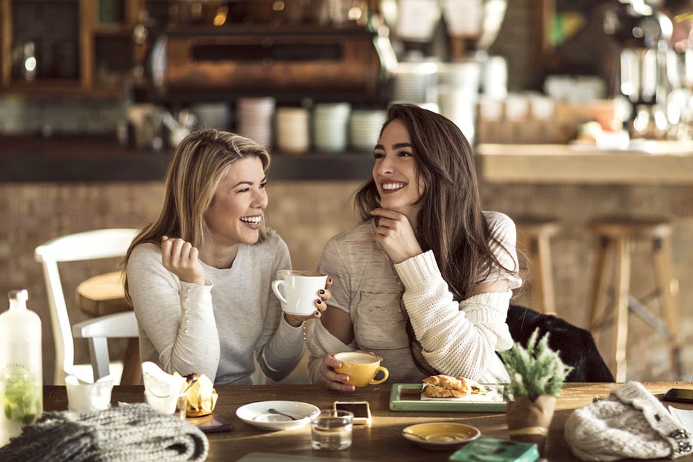 Девушки в кафе обсуждают новости про известного человека.