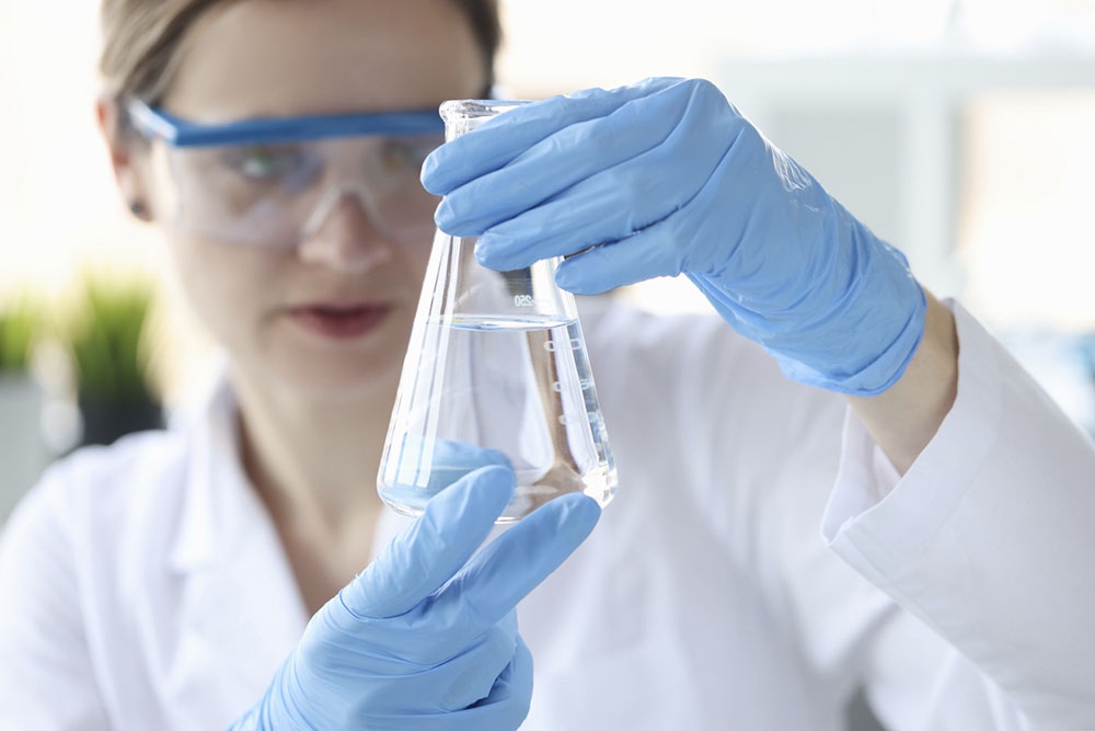 Анализ воды в лаборатории, пробирки.