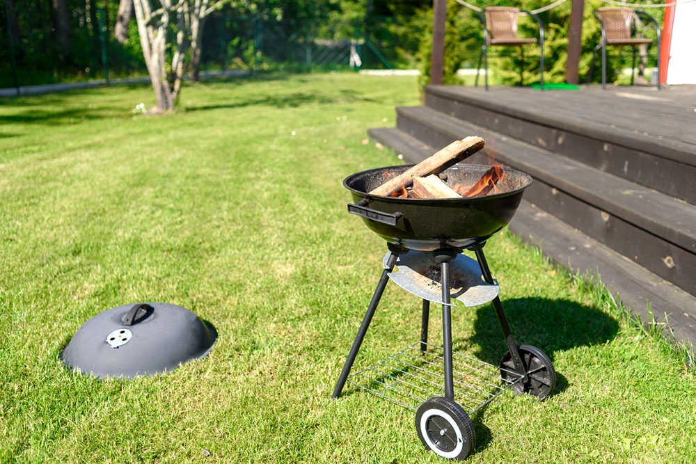 Мангал стоит с нарушением, рядом с домом.