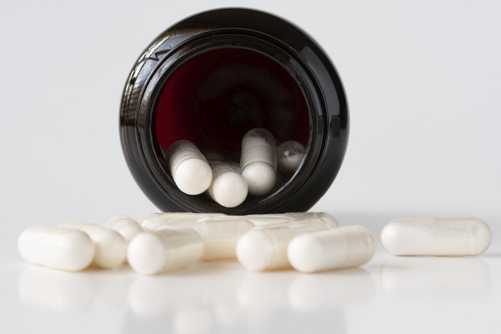 Капсулы с бифидобактериями и лактобактериями, пробиотики.