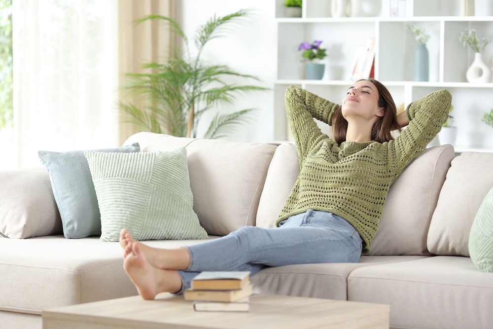 Девушка с хорошим самочувствием  отдыхает дома.
