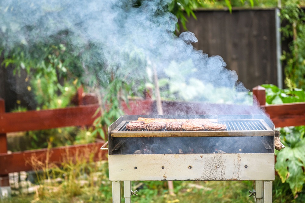 Сильный дым при жарке шашлыка на даче, ветреная погода.