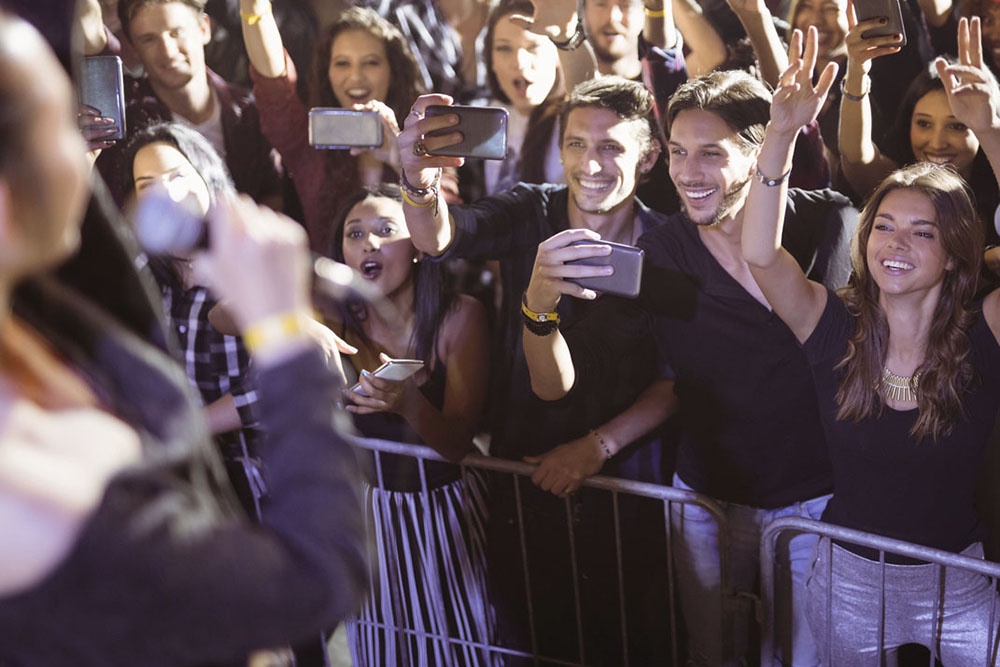 Зрители и поклонники на концерте знаменитого певца.