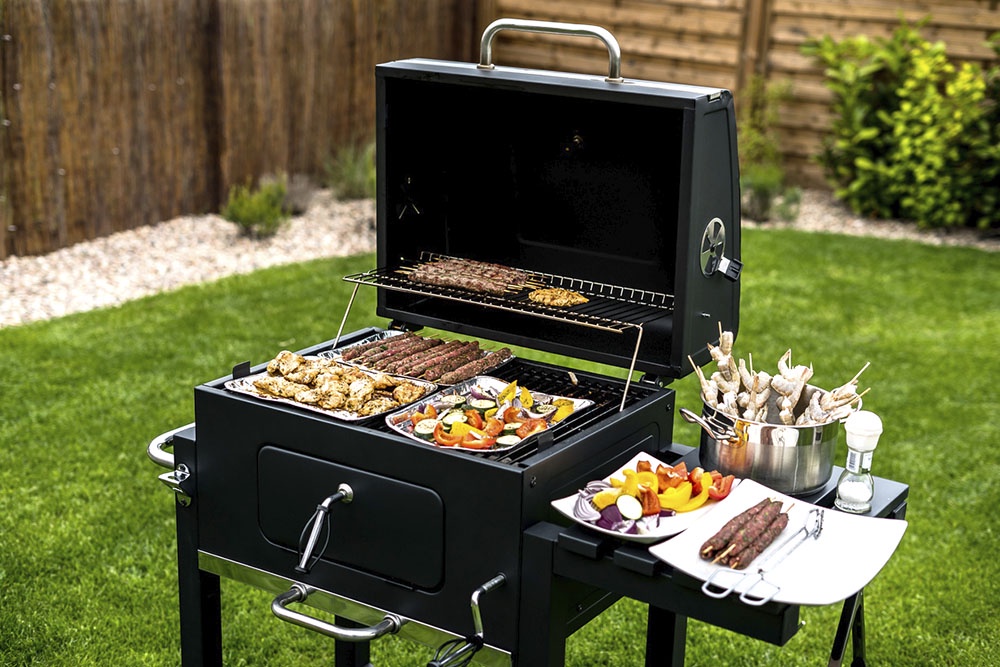 Современный мангал на даче.