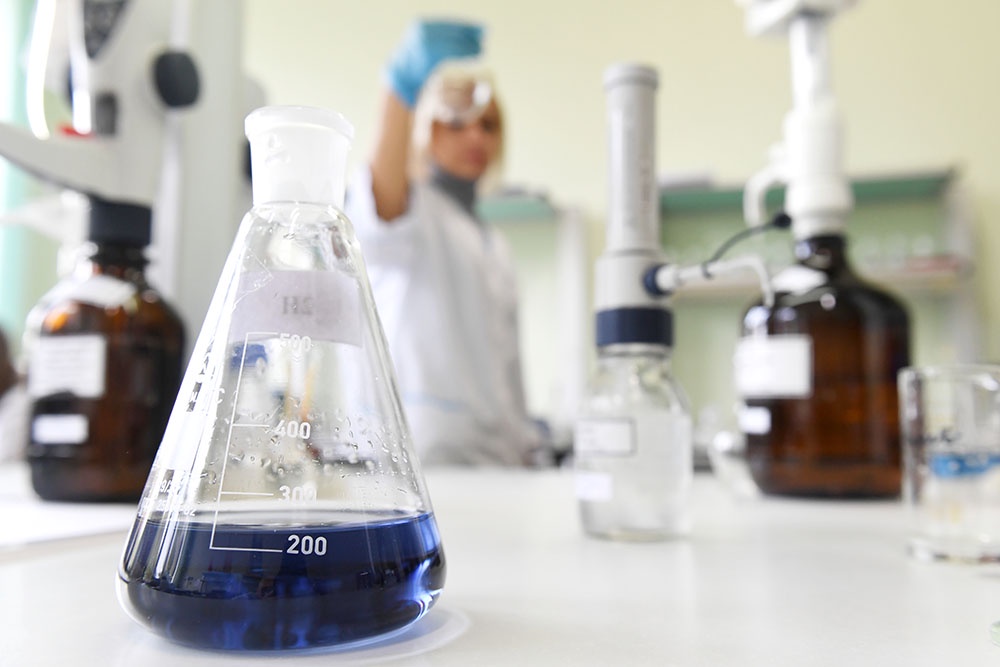 Анализ воды в лаборатории, пробирки.