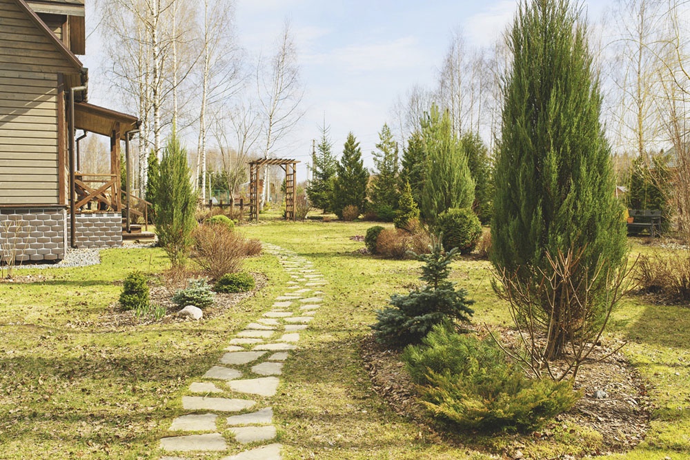 Загородный дом или дача, ранняя весна.