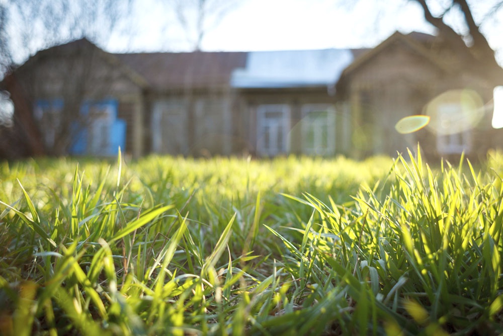 Загородный дом или дача, ранняя весна.
