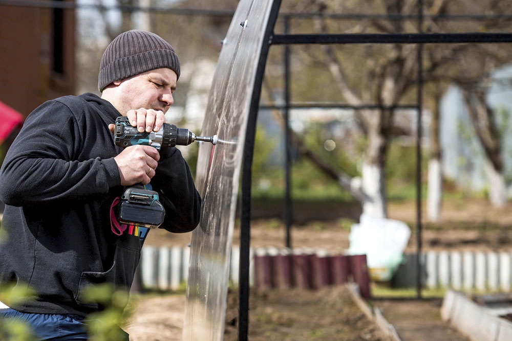 Ремонт теплица перед началом дачного сезона.