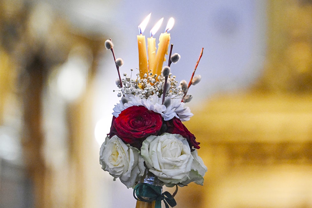 Свечи и веточки вербы, символ праздника.