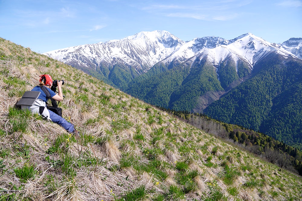 Девушка фотографирует горы и леса Кавказского государственного природного биосферного заповедника им. Х.Г. Шапошникова. Объект Всемирного наследия ЮНЕСКО. 