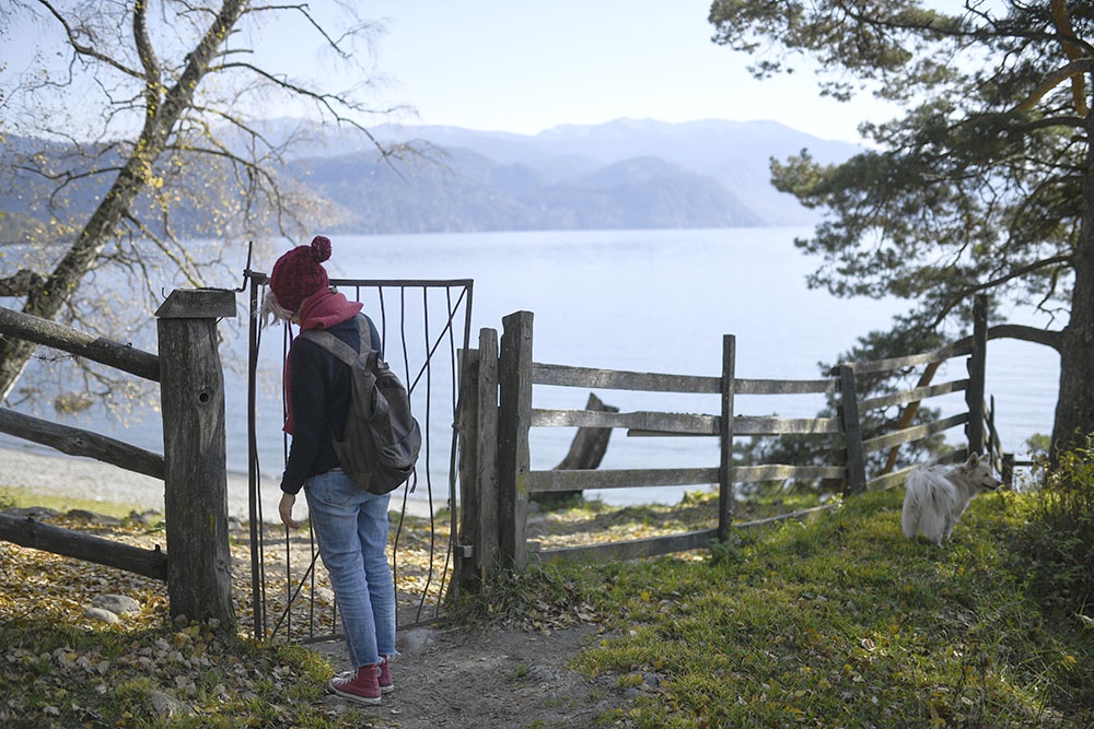Путешественник на фоне Телецкого озера в поселке Яйлю - центральной усадьбе Алтайского биосферного заповедника. 