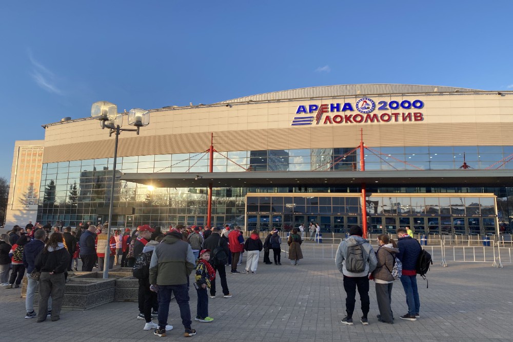 Очередь перед входом на первую игру "Локомотива" и "Спартака" в Ярославле.