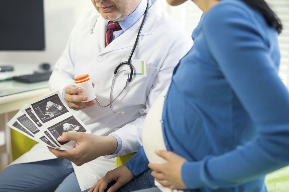 Беременная женщина обращается в клинику по полису ДМС или ОМС, дополнительные услуги по полису ДМС или ОМС.