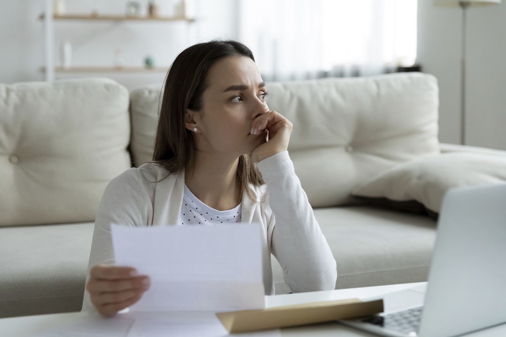 Женщина изучает условия проведения процедуры банкротства.