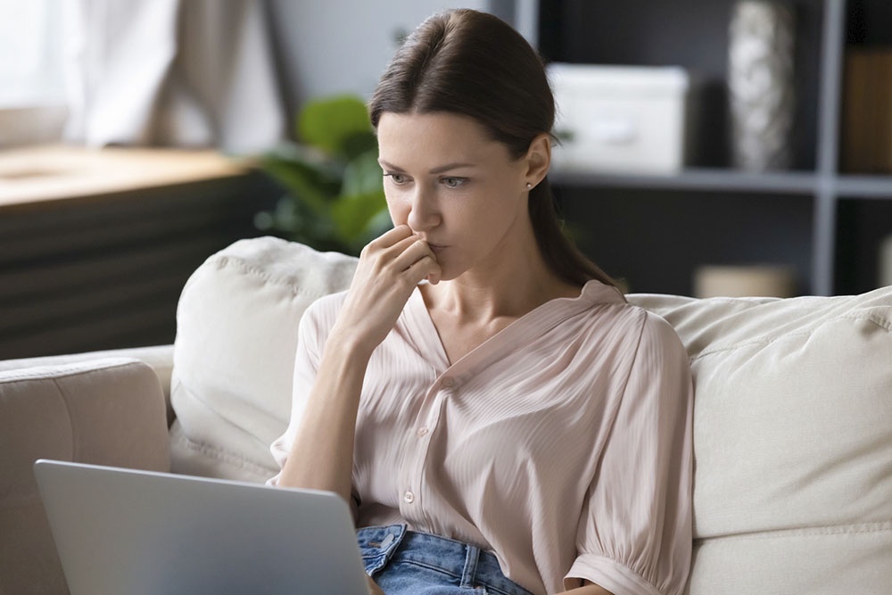 Женщина изучает информацию на специализированном ресурсе о банкростве и списании долгов. 