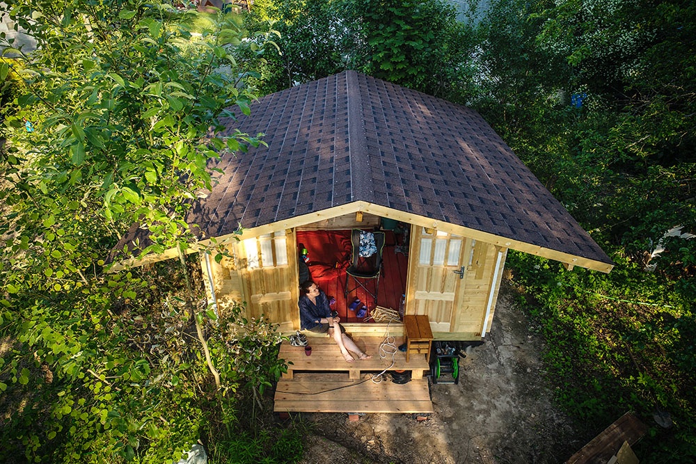 Деревянный дом на дачном участке.