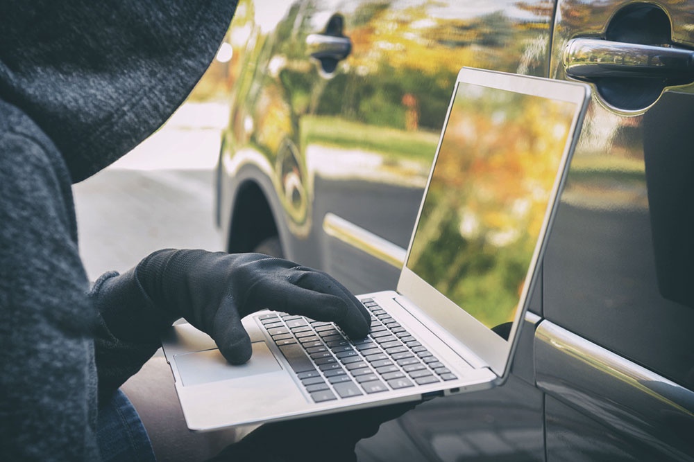 Взлом автомобиля, угонщик. Угоняют автомобили, современные автомобили.