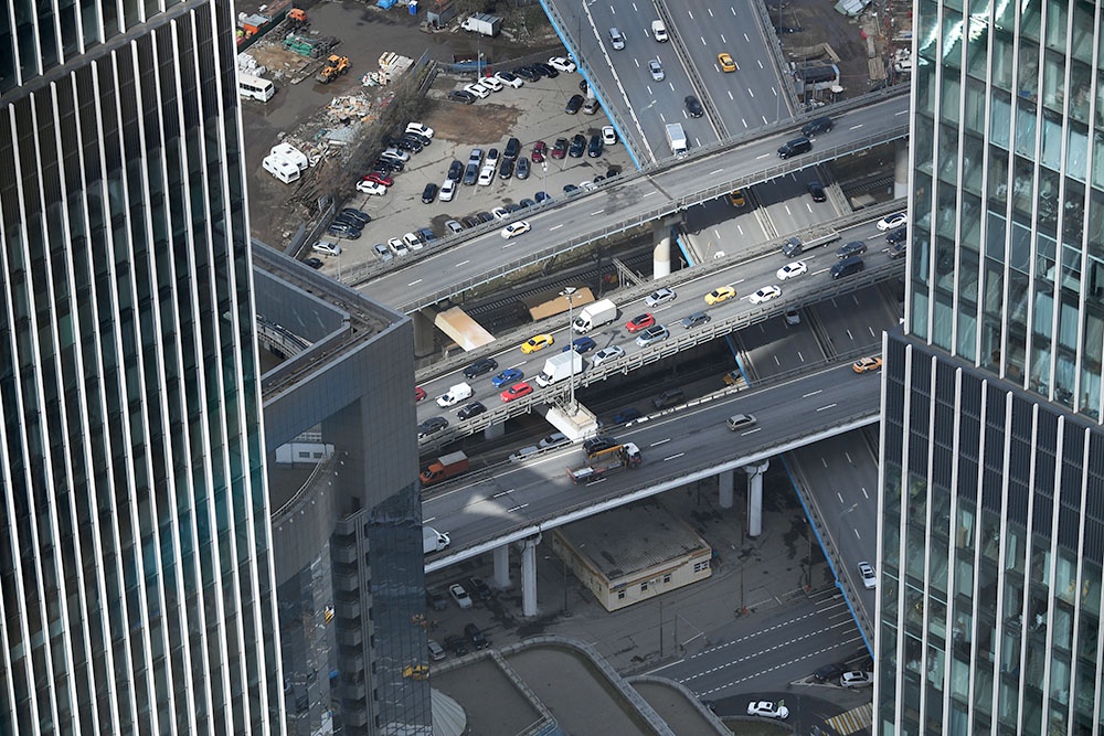 Автомобильное движение на Третьем транспортном кольце в Москве.