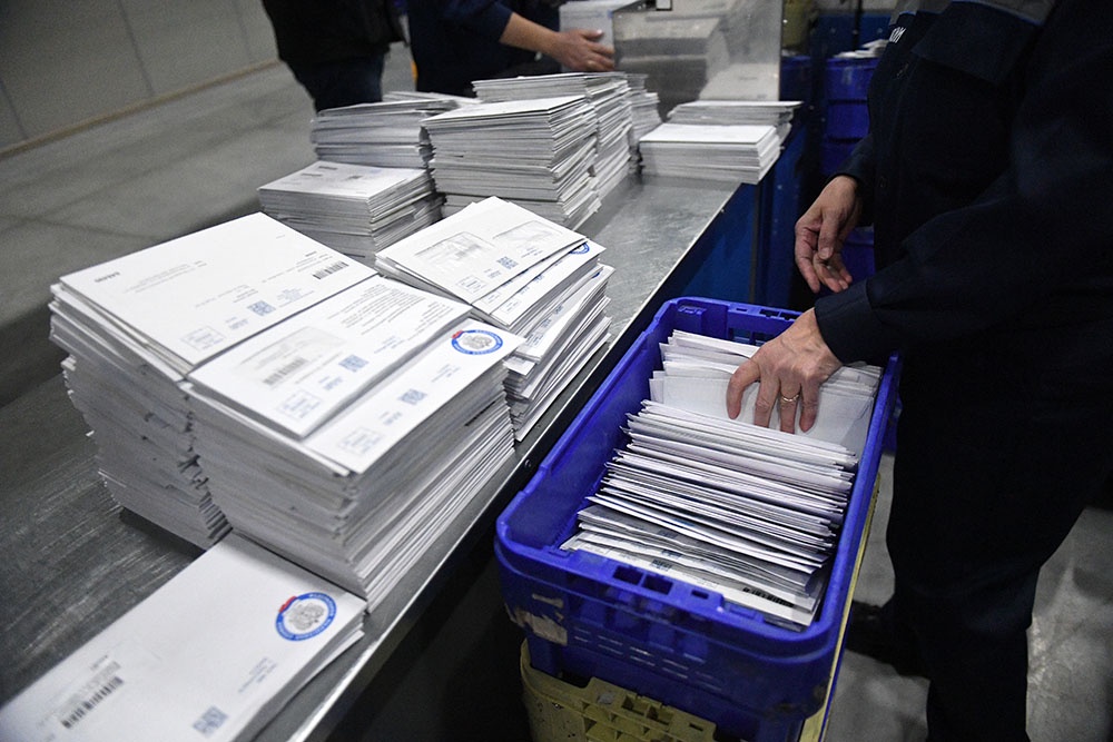 Подавать налоговую декларацию Почтой России, подача налоговой декларации. Сообщения от ФНС от налоговой задолженности.