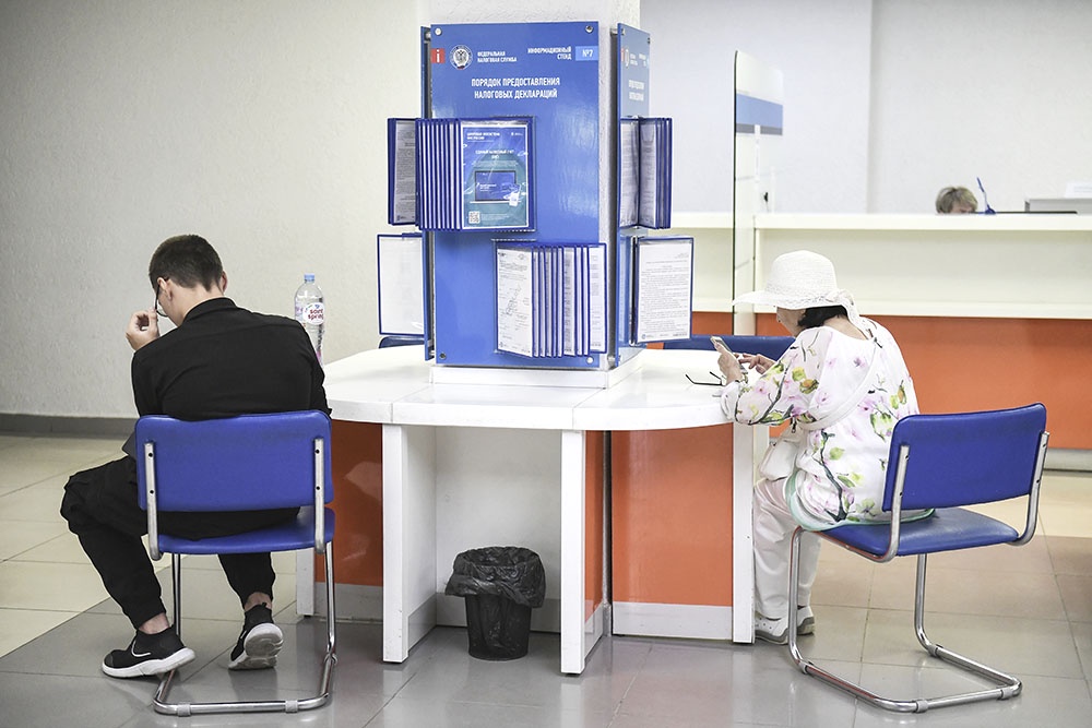 Подавать налоговую декларацию в 2026 году в офисе ФНС, подача декларации.