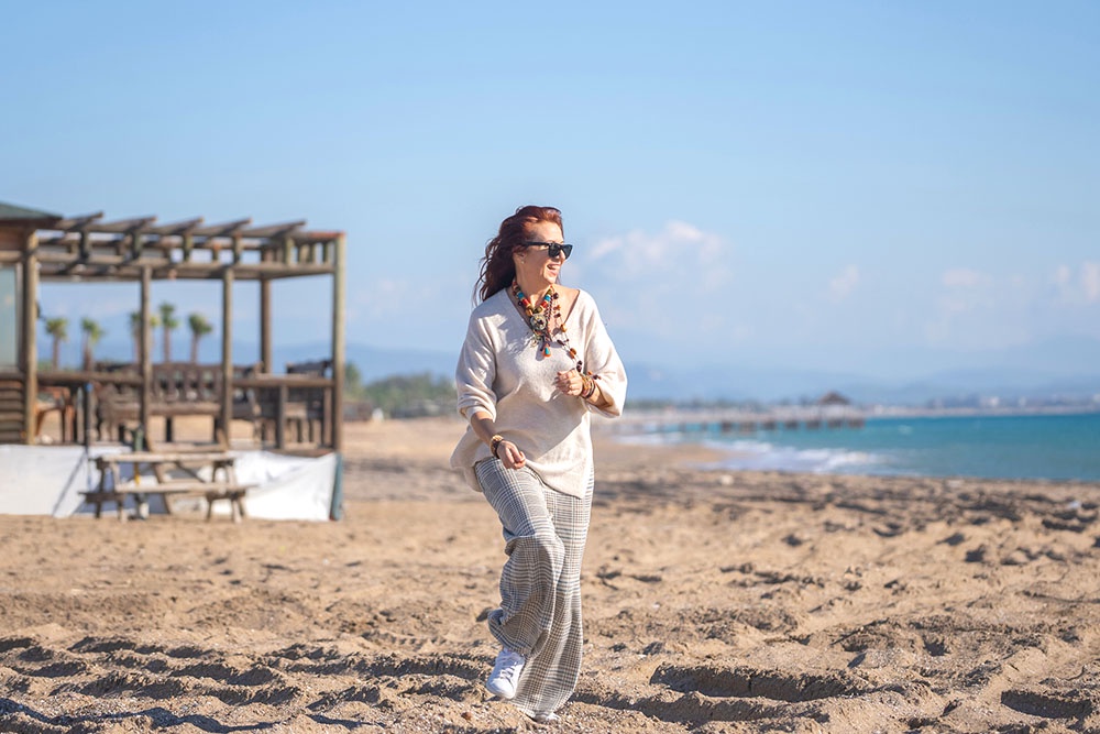 Женщина на пляже в Турции.