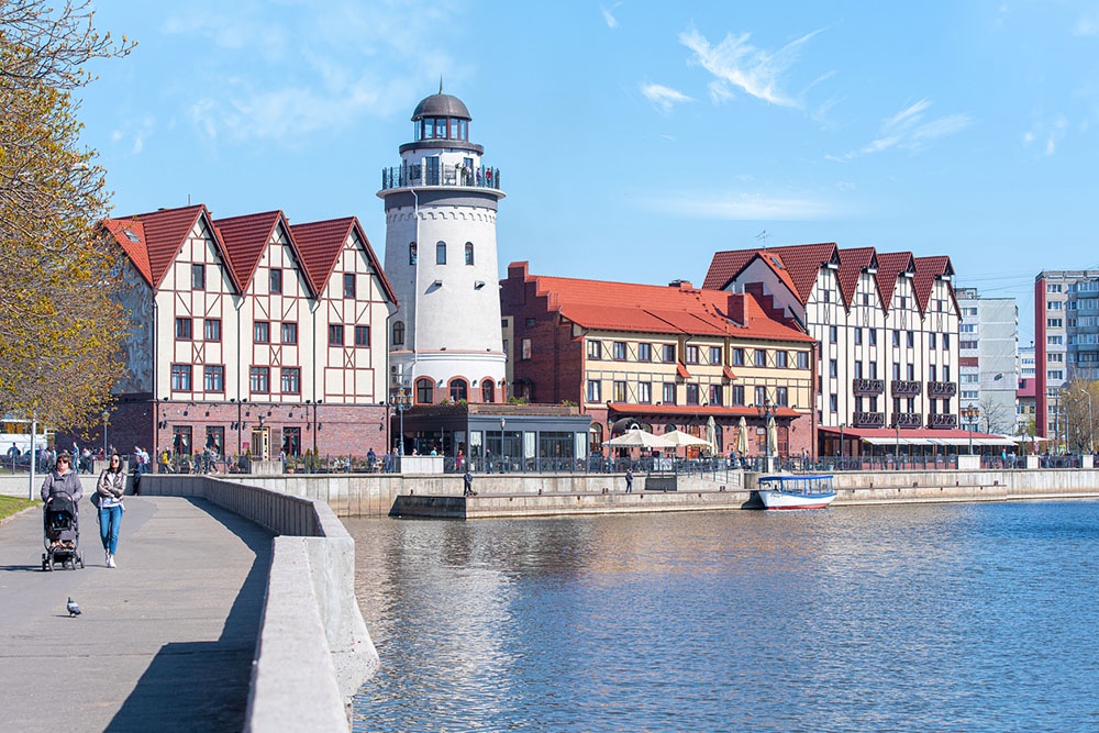 Здания Рыбной деревни, центральной части Калининграда. Калининграде в мае: погода, события и сезонные особенности.