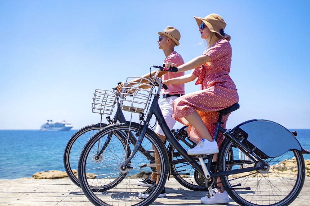 Люди наслаждаются отдыхом на свежем воздухе.  Выбрать море на майские.
