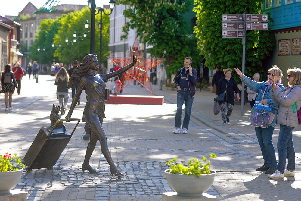 Скульптура "Курортница" на Курортном проспекте в городе Зеленоградске. Скульптор Василий Фильшин. Сколько стоит поездка в Калининград на майские.