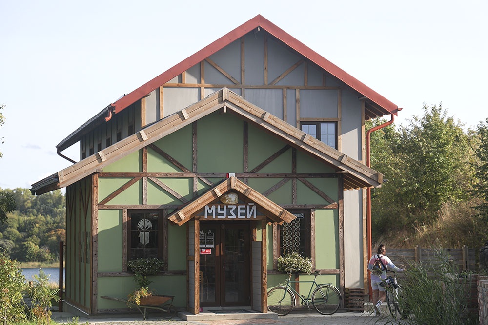  Поселок Янтарный. Вид на музей добычи янтаря, расположенный в поселке. 
