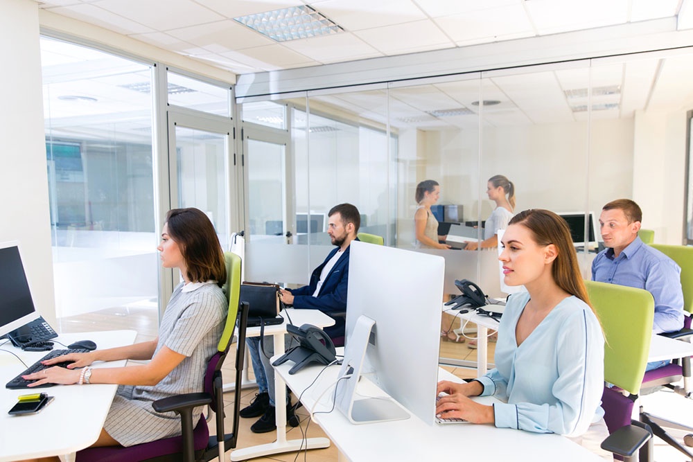 Сотрудники в офисе. Как долго можно сидеть без вреда для спины?