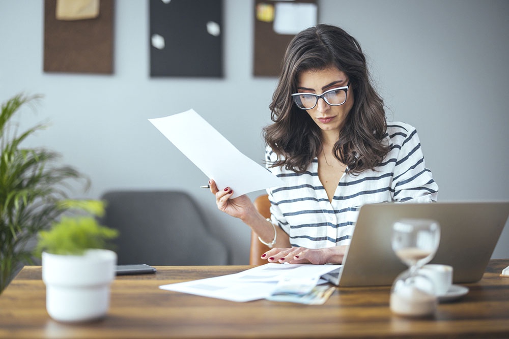 Представитель юрлица рассчитавает сроки уплаты налогов. Налоги для ООО и юрлиц.