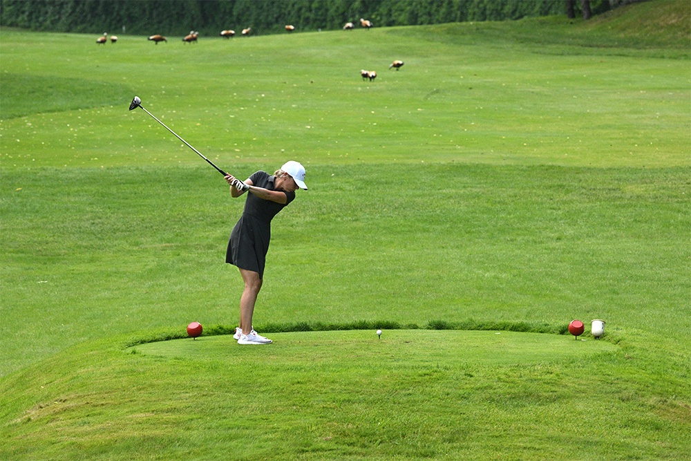 девушка на поле для гольфа