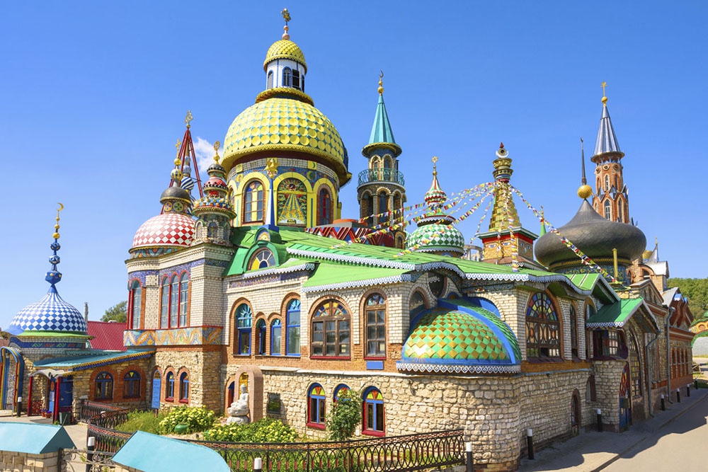 Храм всех религий. Архитектурный комплекс: здания в стилях четырех религий. Исторические достопримечательности столицы Татарстана. Казань на майские праздники.