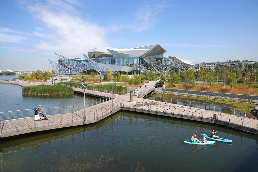 Здание Татарского государственного академического театра имени Галиасгара Камала на берегу озера Нижний Кабан. Казань на майские праздники.