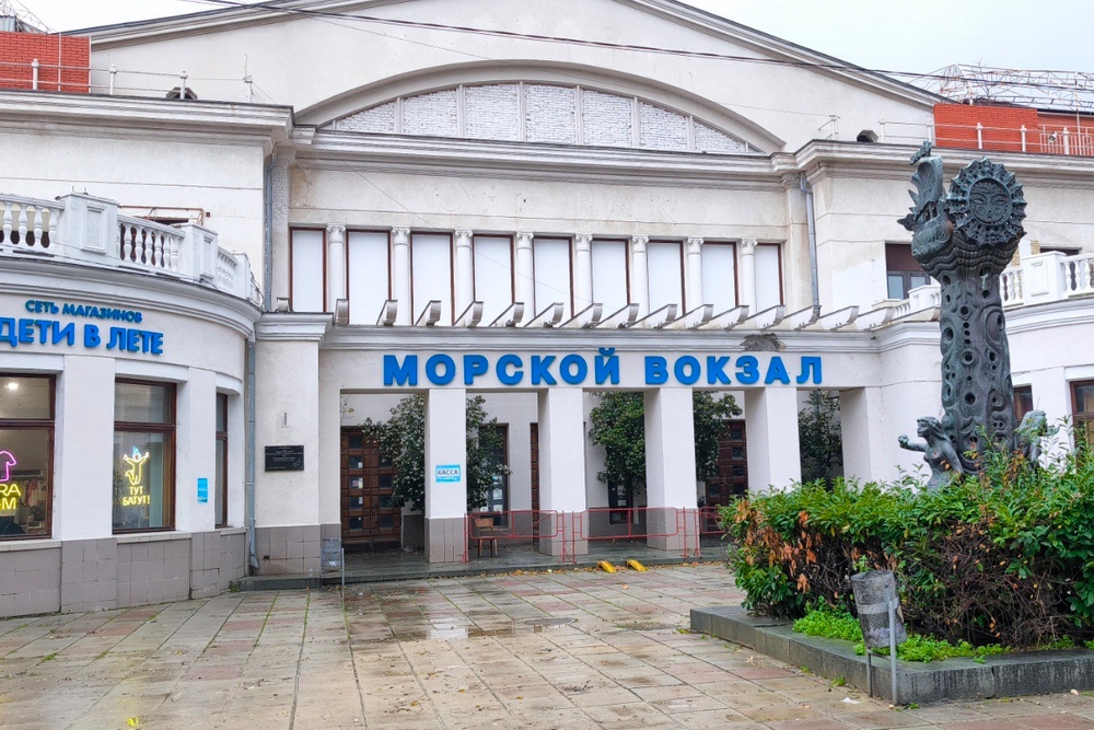 Так сейчас выглядит здание морвокзала Ялтинского порта. 