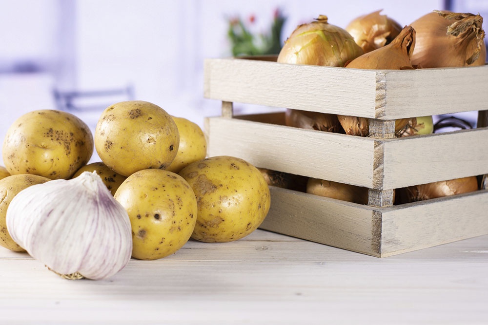 Картофель, лук, чеснок - продукты,  которые нельзя хранить в холодильнике.