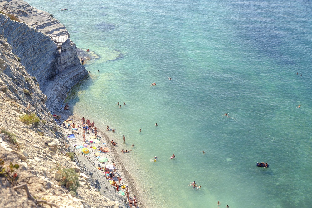 Отдыхающие на пляже "Сосновка" Геленджик.