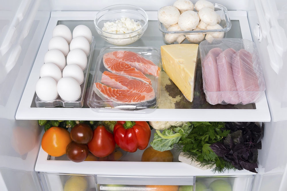 Хранить в холодильнике продукты:  мясо, птица, рыба, молочные продукты, яйца, готовые блюда, зелень, грибы.
