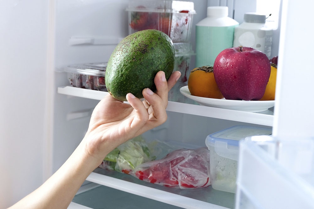 Для некоторых продуктов допустимы оба варианта хранения: в холодильнике или при комнатной температуре, например яблоки и авокадо.
