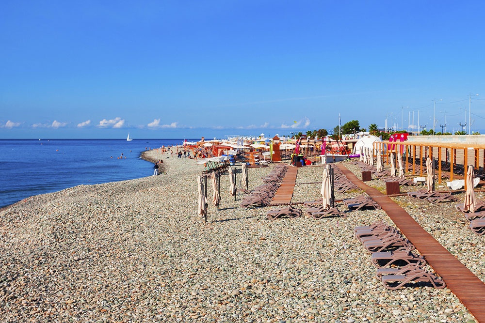 Вид на Имеретинский пляж в городе Сочи. Место для отдыха у моря.